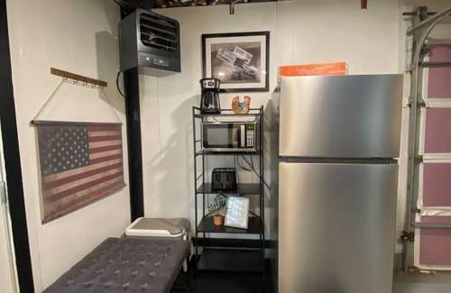 Knoxville Apartment | Knoxville Den: Walk to Track, Great for Families & Crews