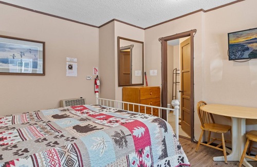 The Village Cottage | Kodiak Bear Studio Pet Friendly Perfect Location
