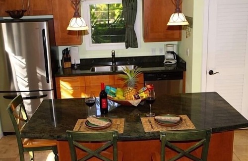 Kuulei Tract Cottage | Koi Palms 1 bedroom Cottage - Great location! 5 Minute Walk to Kailua Beach!