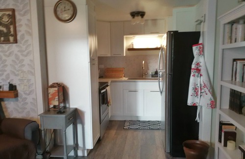 Historic Kailua Village Hotel | Kona Rose's Hideaway is at Kona Plaza, a step from Alii Drive. No Cleaning Fee!