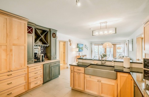 Plymouth House | Koselig Cottage on Medicine Lake w/Chef's Kitchen, Coffee Bar, Arcade & Dock