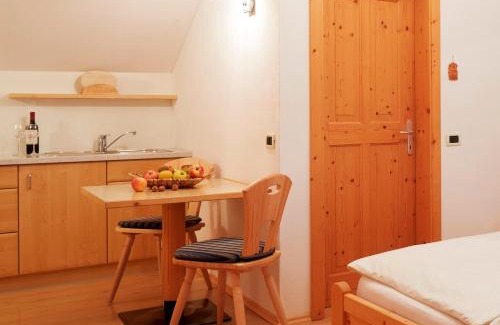 Nalles Apartment | Kreuzwegerhof Nals Ferienwohnungen im Historischen Gutshof mit Natur-Pool-Oase bei Meran und Bozen