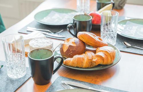 Innenstadt Apartment | Krone - ES Bhf - 2Zi & 90m2 & 6xPrs - Balkon - 65"TV & Netflix