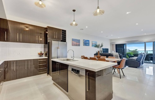 Yarrawonga House | Kudoya Waters overlooking parkland and Lake Mulwala
