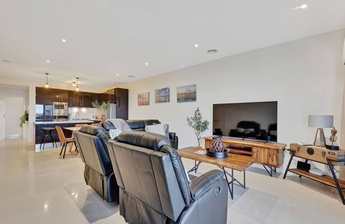 Yarrawonga House | Kudoya Waters overlooking parkland and Lake Mulwala