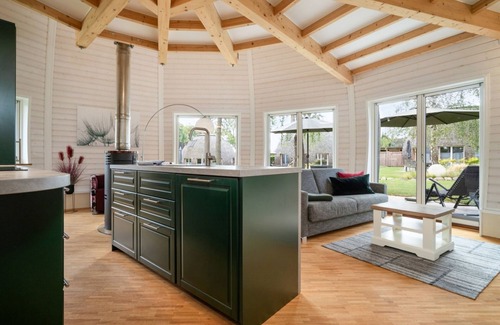 Muritz House | Kugelhaus KIA - sauna, fireplace, 2 bedrooms & terrace on Lake Tollensesee
