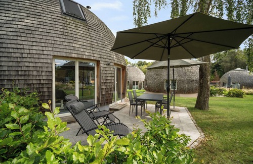 Muritz House | Kugelhaus KIA - sauna, fireplace, 2 bedrooms & terrace on Lake Tollensesee