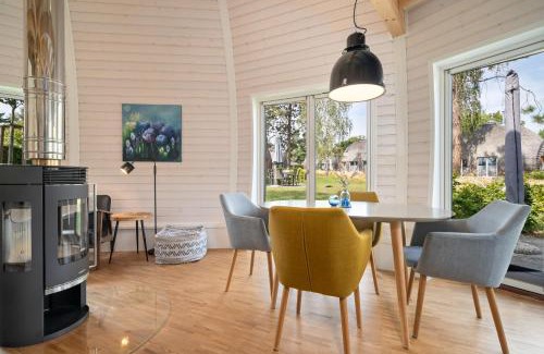 Muritz House | Kugelhaus Phoebe Charmantes Kugelhaus aus Holz am Waldrand des Tollensesees