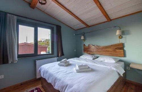 Uskudar Apartment | Kuzguncuk Retreat W Stunning Views and Local Charm