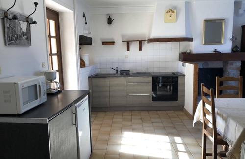 Leynes House | L' Allée des Pommiers