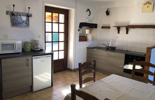 Leynes House | L' Allée des Pommiers