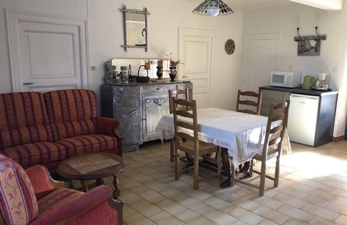 Leynes House | L' Allée des Pommiers