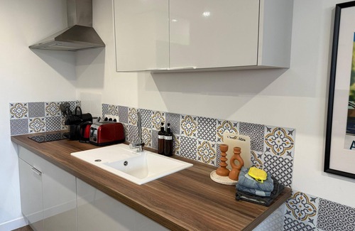 Couronne Urbaine Apartment | L'Amandier - new 2 bedroom Apt, city centre of Aix, Rotonde