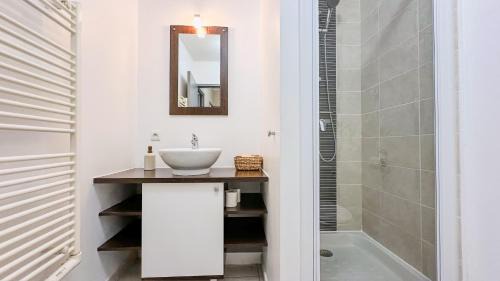 Pezenas Apartment | L Anatole Hyper centre Calme sur cour