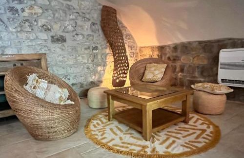 Berrias-et-Casteljau House | L Antre de Pierres - chambres d'hôtes et gites