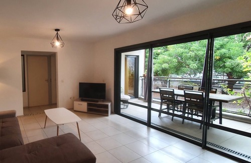 Saint-Paul Apartment | L'Appartement Canon - garden view