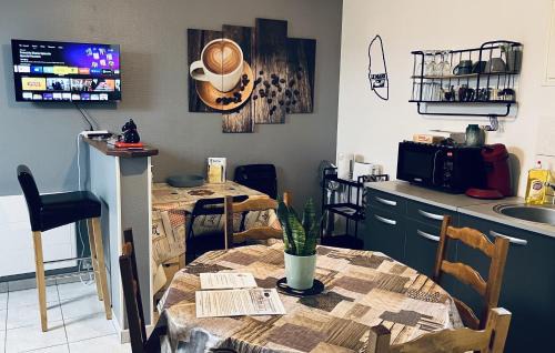 Miroir - Batignolles Apartment | L'Arbre de Vy - T2 42m2 indépendant, 5 pers, garage, proche Gare