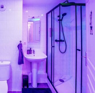 Walbourg Apartment | L'Atelier KUROI - Love Room BDSM - Balançoire, Banc de fessée, Cage, Croix, Tantra