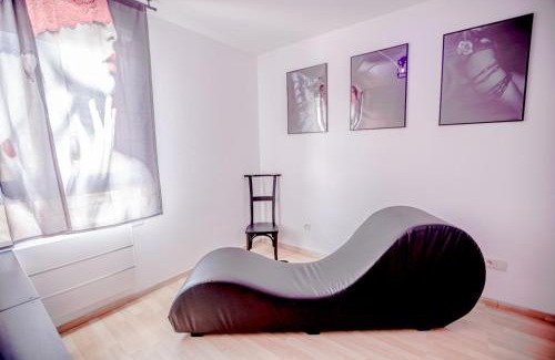 Walbourg Apartment | L'Atelier KUROI - Love Room BDSM - Balançoire, Banc de fessée, Cage, Croix, Tantra