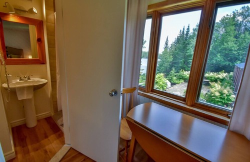 Saint Donat Ski Chalet | L'eau Douce - Lumière Naturelle en Bord de Lac, Spa Privé Avec Embarcations