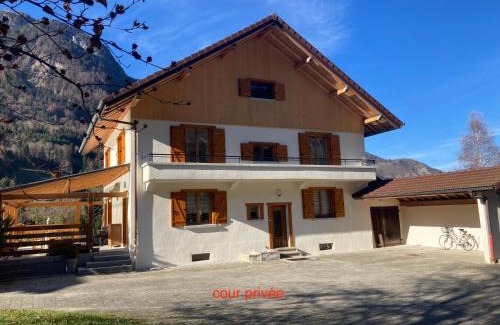 Le Petit-Bornand-les-Glieres Ski Chalet | l'Echo des Glieres vue montagne centre village sauna & grill