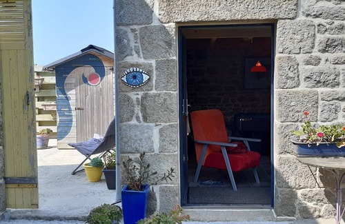 Cleder Cottage | L'écurie Kerdoel* Unusual and artistic eco-lodge