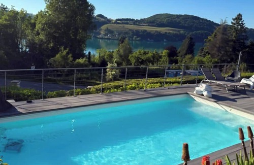 Bilieu House | L'EMERAUDE suite lake view/swimming pool/beach 10 min walk away