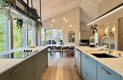 Saint-Faustin-Lac-Carre Ski Chalet | l'érable rouge · surrounded by nature · Laurentians