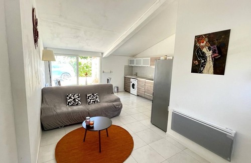 Les Pennes-Mirabeau Apartment | L'escale Verte Comfortable apartment with swimming pool