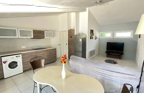 Les Pennes-Mirabeau Apartment | L'escale Verte Comfortable apartment with swimming pool