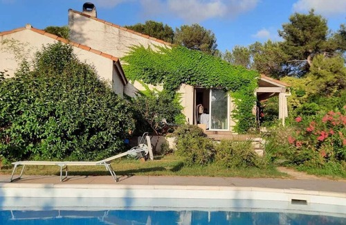 Les Pennes-Mirabeau Apartment | L'escale Verte Comfortable apartment with swimming pool