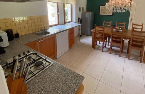 Degagnac House | L'hirondelle, Ruime Geschakelde Bungalow met Privé Terras en Tuin met Zwembad