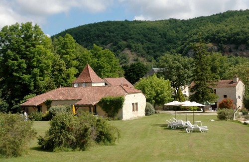 Degagnac House | L'hirondelle, Ruime Geschakelde Bungalow met Privé Terras en Tuin met Zwembad