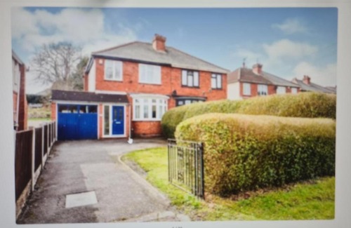 Bilston Apartment | L & J ESCAPES- 4 BEDROOMs SUITABLE FOR CONTRACTORS AND FAMILIES- LARGE PRIVATE PARKING-10 MINUTES TO M6 JUNCTION 9