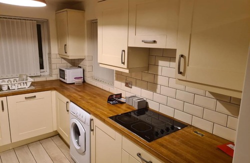 Bilston Apartment | L & J ESCAPES- 4 BEDROOMs SUITABLE FOR CONTRACTORS AND FAMILIES- LARGE PRIVATE PARKING-10 MINUTES TO M6 JUNCTION 9