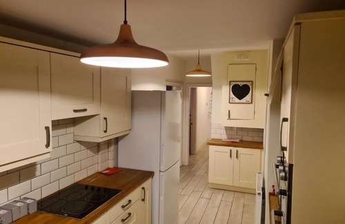 Bilston Apartment | L & J ESCAPES- 4 BEDROOMs SUITABLE FOR CONTRACTORS AND FAMILIES- LARGE PRIVATE PARKING-10 MINUTES TO M6 JUNCTION 9