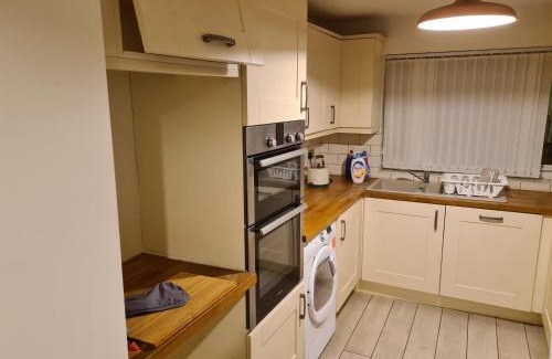 Bilston Apartment | L & J ESCAPES- 4 BEDROOMs SUITABLE FOR CONTRACTORS AND FAMILIES- LARGE PRIVATE PARKING-10 MINUTES TO M6 JUNCTION 9