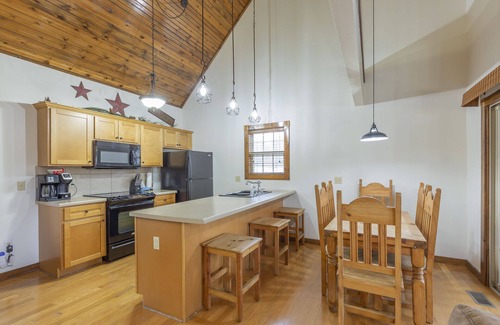 Reeds Spring Cabin | L119-C, 4 Br Lakefront Cabin, Pets, Fishing, Pool, Plygnd, Fun, Nr Silver Dollar