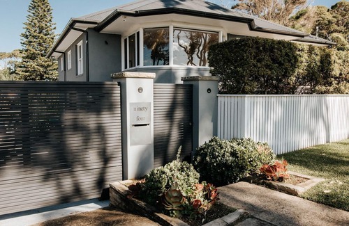 Whale Beach House | LA BALENA by Palm Beach Holiday Rentals