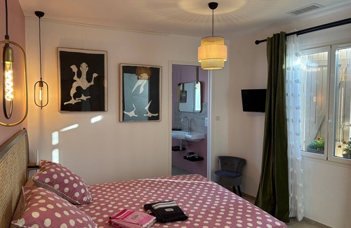 Aigues-Mortes Bed & Breakfast | La CAMARGUAISE Room Breakfast included. SOL en CIEL house.