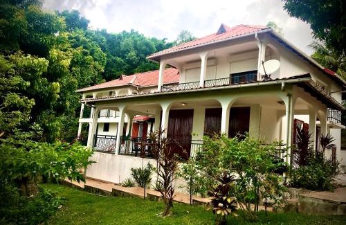 Les Abymes House | La Canopée Enchantée, chambres d'hôtes, piscine, proche aéroport, Gare maritime