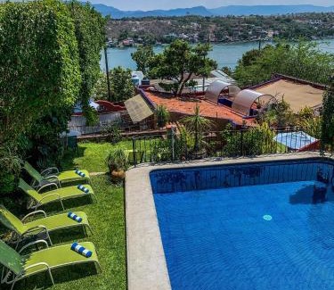 Tequesquitengo Hotel | La Casa del Guamúchil