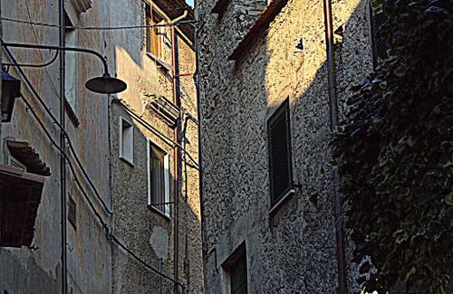 Itri House | La casa delle rose