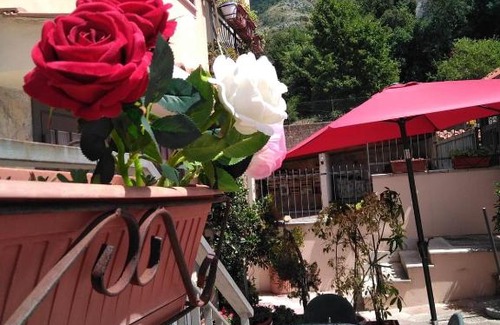 Itri House | La casa delle rose