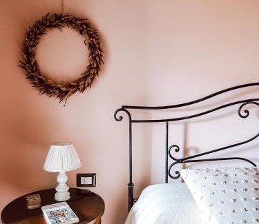 Suvereto House | La casa nel castello e il giardino segreto