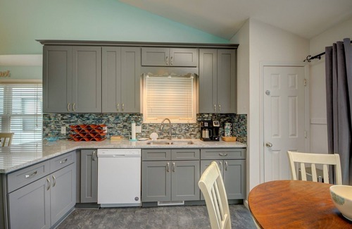 Sneads Ferry House | "La Casita de Playa" - Shipwatch II Oceanfront Townhome - Community Pool