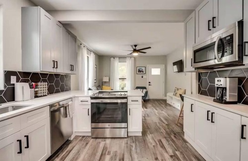 Denton House | La Casita - Modern cozy comfort home near Downtown, Dog friendly, UNT TWU