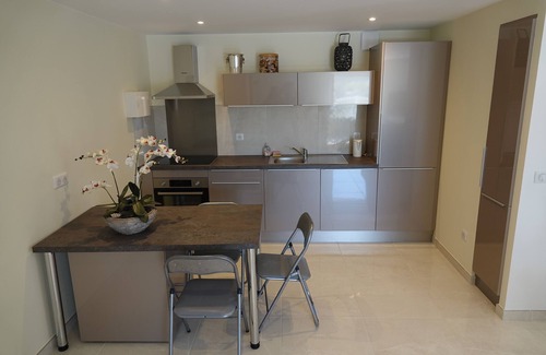 Villeveyrac Apartment | La Cigale- Air-conditioned - Close to the sea - Quiet