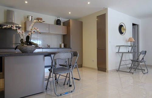 Villeveyrac Apartment | La Cigale- Air-conditioned - Close to the sea - Quiet