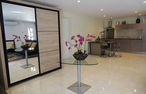 Villeveyrac Apartment | La Cigale- Air-conditioned - Close to the sea - Quiet